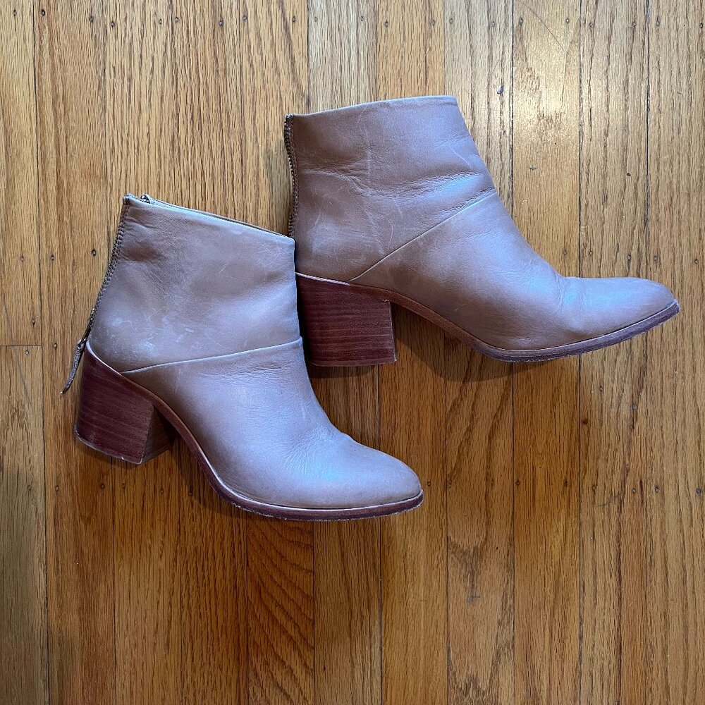 Nisolo Dari Bootie in Almond - size 8.5